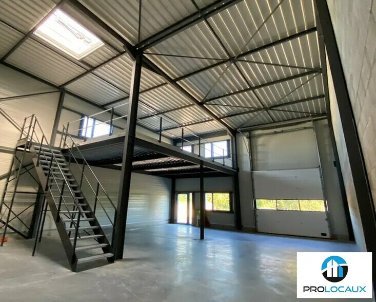 Local d'activités dans Voiron à vendre - Photo de l’immeuble – Image 2 sur 7