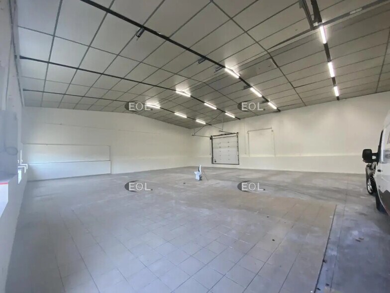 Local d’activités dans Décines-Charpieu à louer - Photo de l’immeuble – Image 3 sur 13