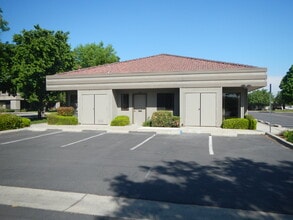4041 N Fresno St, Fresno, CA à louer Photo de l’immeuble– Image 2 sur 8