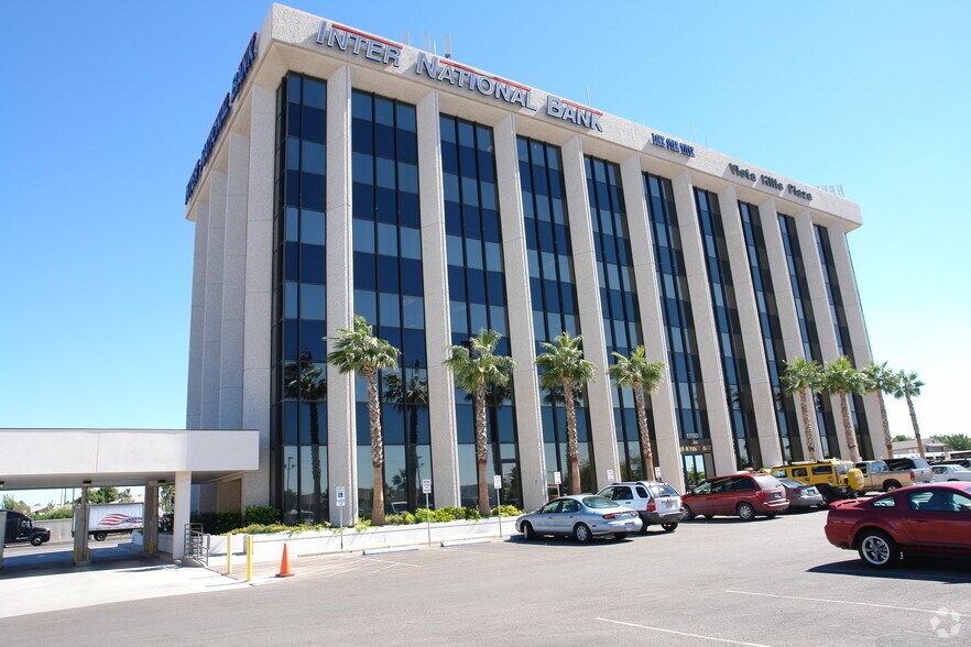 1790 N Lee Trevino Dr, El Paso, TX à louer - Photo de l’immeuble – Image 2 sur 10