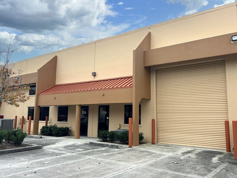 7772 SW Ellipse Way, Stuart, FL à louer - Photo de l’immeuble – Image 1 sur 23