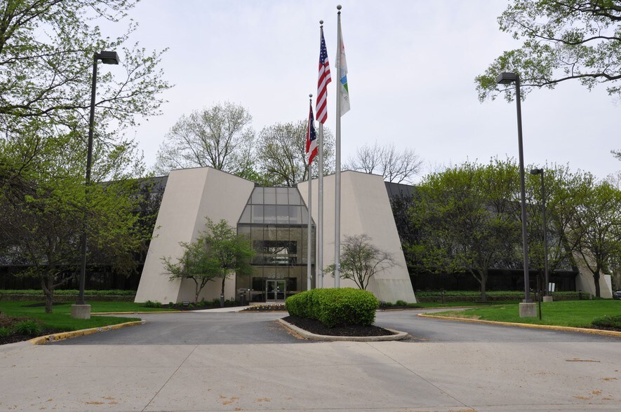 2323 Lake Club Dr, Columbus, OH à louer - Photo de l’immeuble – Image 3 sur 16
