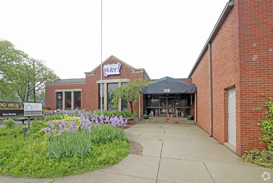 210 W University Dr, Rochester, MI à louer - Photo de l’immeuble – Image 2 sur 20