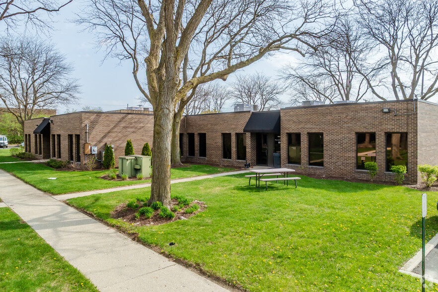 1835 Rohlwing Rd, Rolling Meadows, IL à vendre - Photo de l’immeuble – Image 3 sur 9