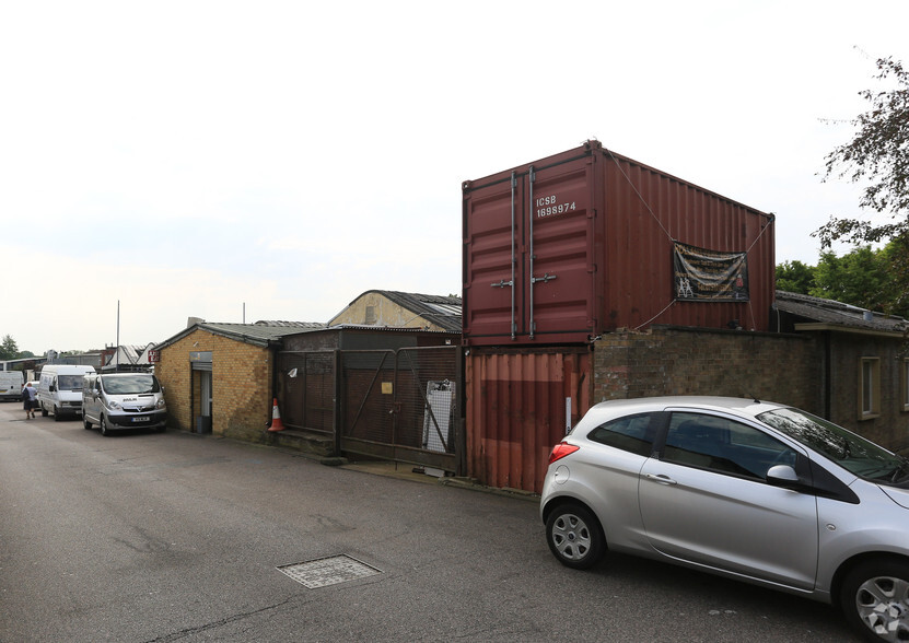 7-9, 11 Bowlers Croft, Basildon à louer - Photo de l’immeuble – Image 1 sur 10