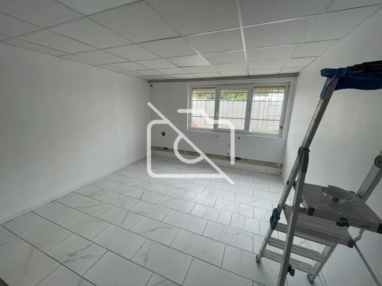 Bureau dans Corbeil-Essonnes à louer - Photo de l’immeuble – Image 3 sur 4