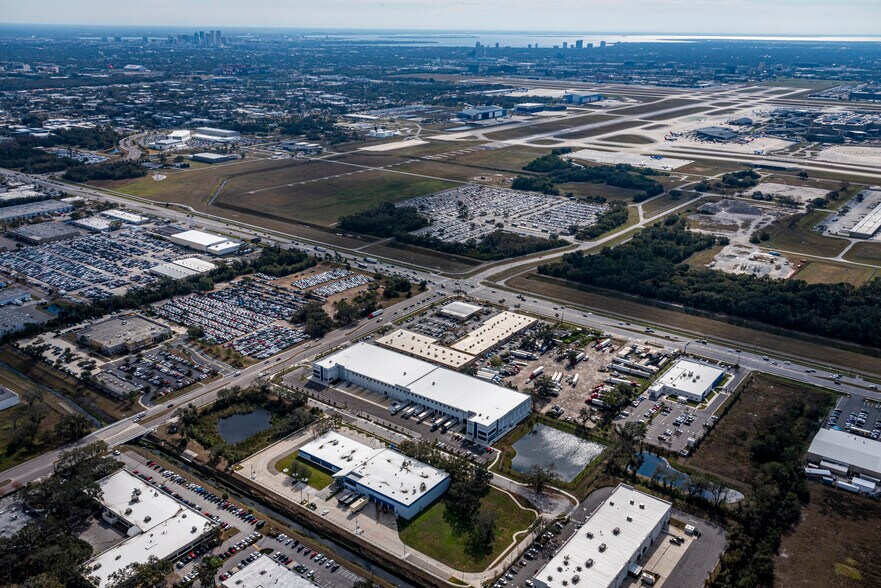 5402-5424 Hangar Ct, Tampa, FL à louer - Photo de l’immeuble – Image 3 sur 19