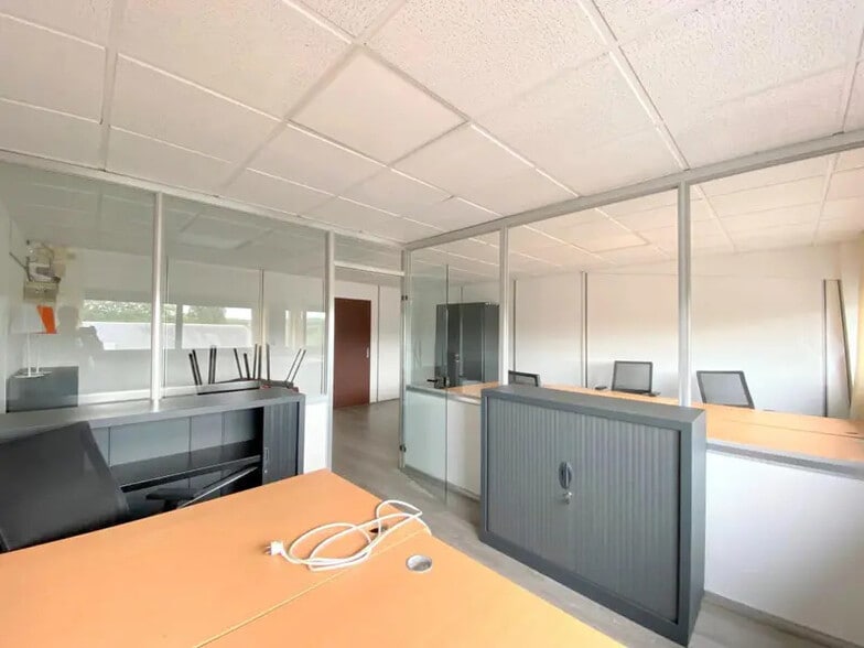 Bureau dans Le Mesnil-le-Roi à louer - Photo de l’immeuble – Image 1 sur 36