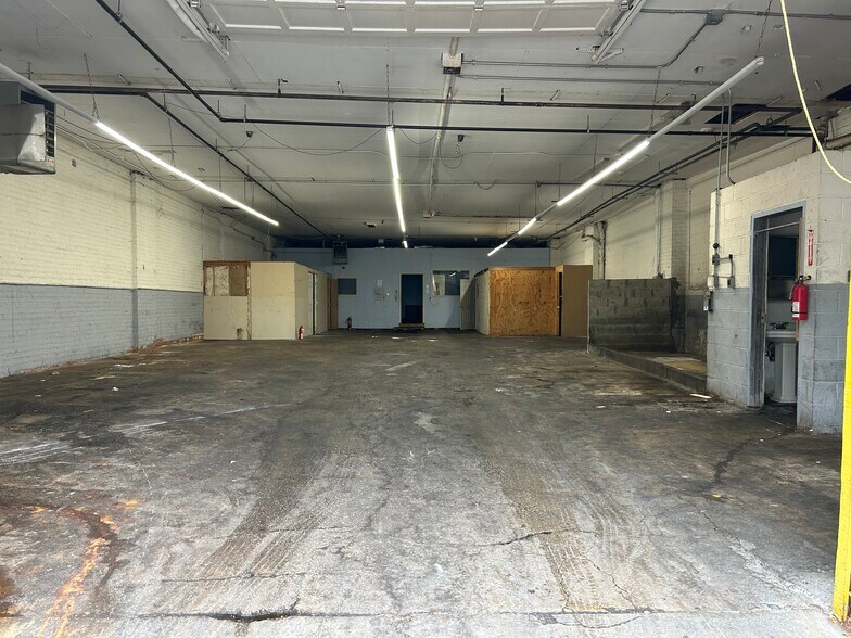 5821 57th Dr, Maspeth, NY à louer - Photo de l’immeuble – Image 2 sur 2