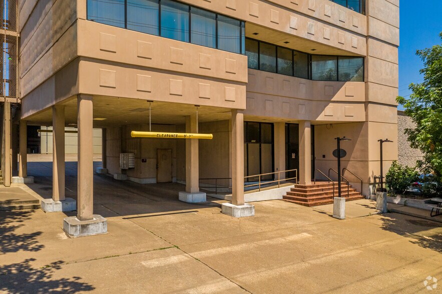 7075 Twin Hills Ave, Dallas, TX à louer - Photo de l’immeuble – Image 2 sur 14