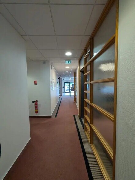 Local commercial dans Plescop à louer - Hall d’entrée – Image 2 sur 5