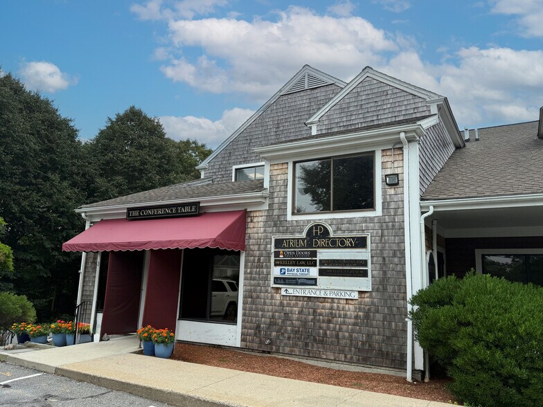 205 Worcester Ct, Falmouth, MA à vendre - Photo de l’immeuble – Image 2 sur 26