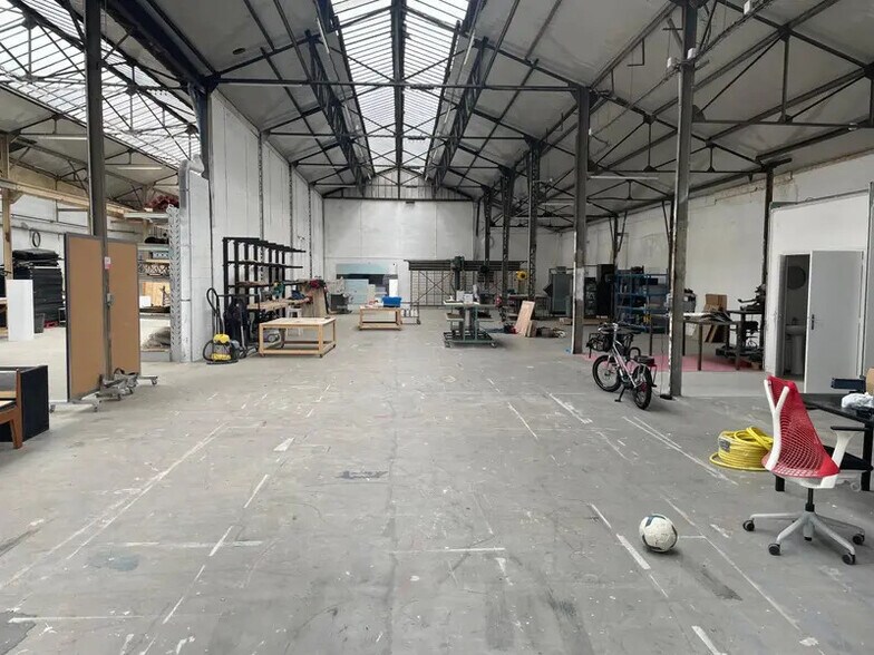 Local d'activités dans Saint-Denis à vendre - Photo de l’immeuble – Image 3 sur 10