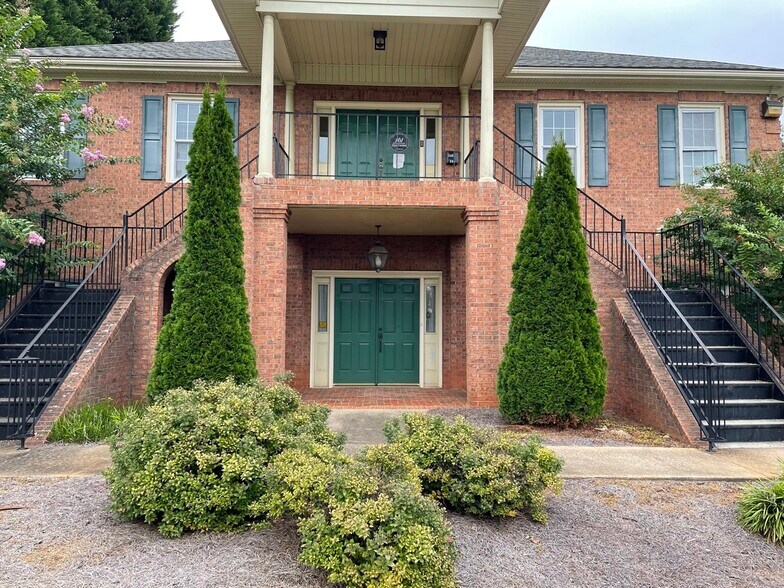 1373 Westgate Center Dr, Winston-Salem, NC à louer - Photo de l’immeuble – Image 1 sur 2