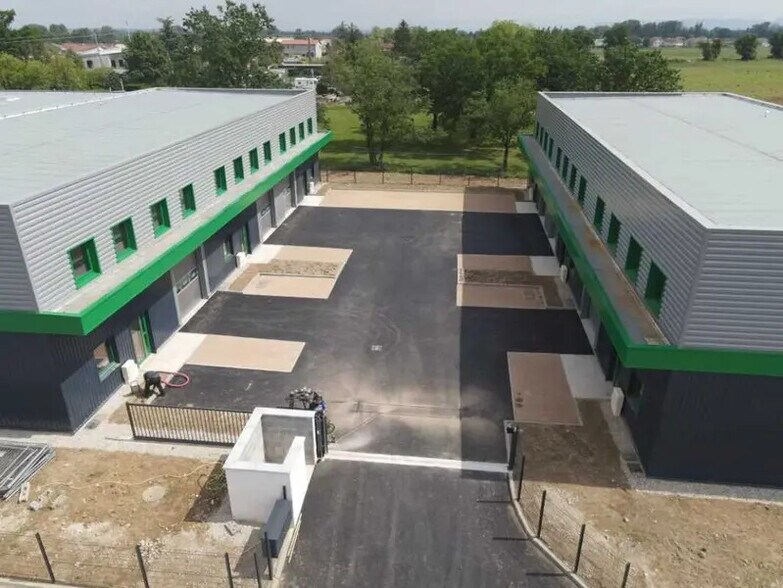 Local d’activités dans Tignieu-Jameyzieu à louer - Photo de l’immeuble – Image 3 sur 11