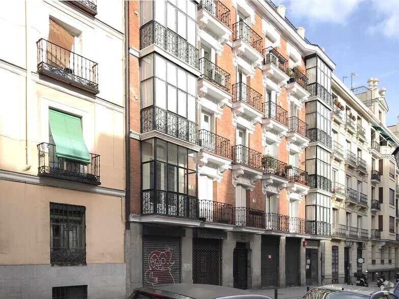 Immeuble residentiel dans Madrid, Madrid à vendre - Photo principale – Image 1 sur 2