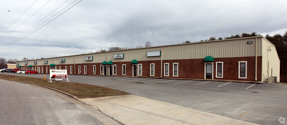 128 Furlong Industrial Dr, Kernersville, NC à louer - Photo de l’immeuble – Image 3 sur 8
