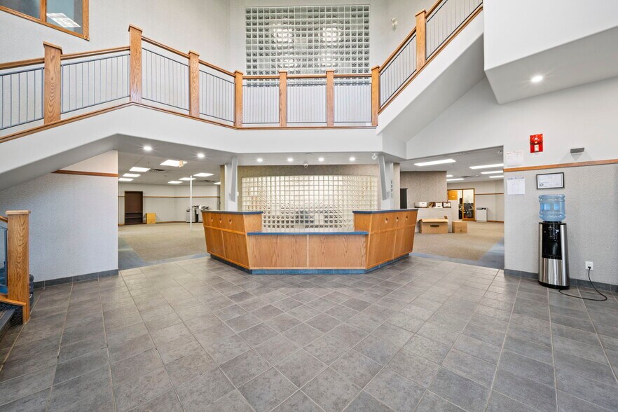 8014 Edgar Industrial Cres, Red Deer, AB à vendre - Photo de l’immeuble – Image 2 sur 40