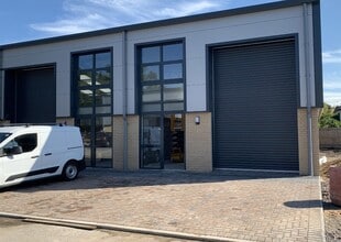 Oakdene Dr, Three Legged Cross à louer Photo de l’immeuble– Image 1 sur 6