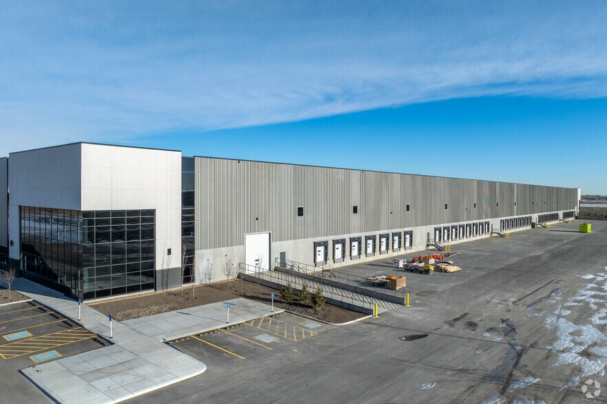 Crossiron Drive & Range Road 293, Calgary, AB à louer - Photo de l’immeuble – Image 1 sur 28