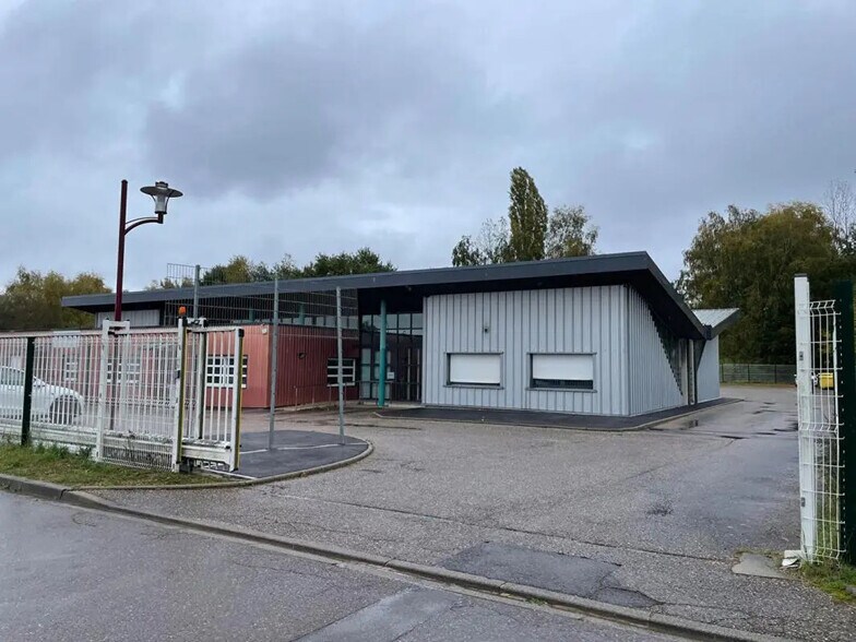 Local d’activités dans L'HOPITAL à louer - Photo de l’immeuble – Image 1 sur 12