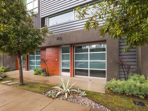 215-237 California St, El Segundo, CA à louer Photo intérieure– Image 2 sur 37