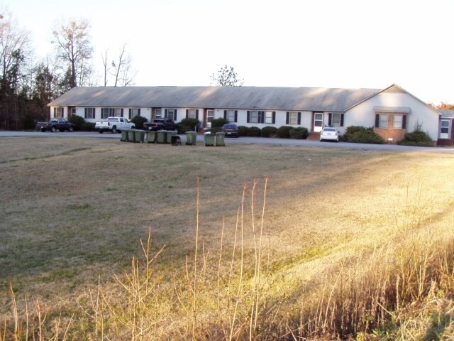 100 Springdale Dr, Clinton, SC à vendre - Photo de l’immeuble – Image 3 sur 9