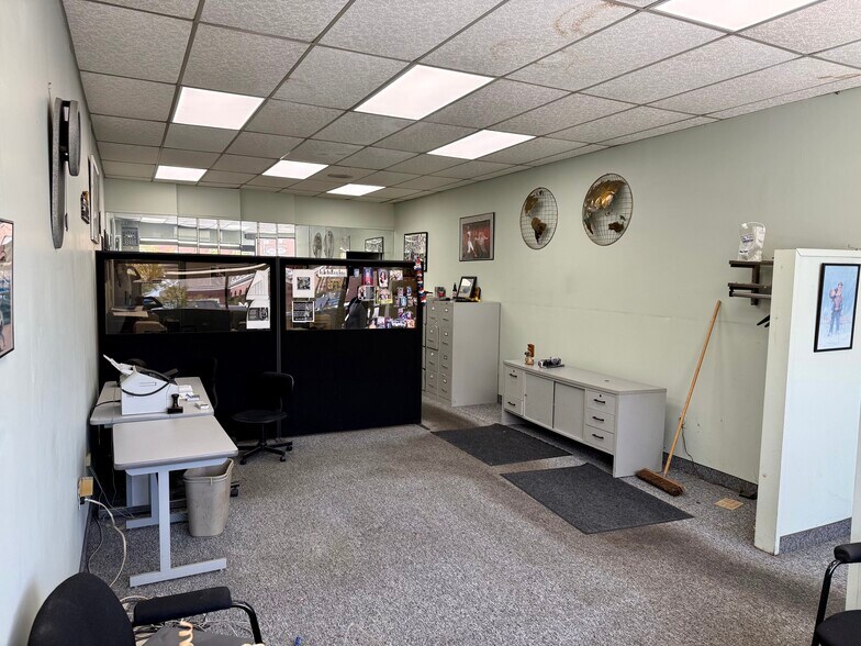 195-201 S Wellwood Ave, Lindenhurst, NY à louer - Photo de l’immeuble – Image 3 sur 5