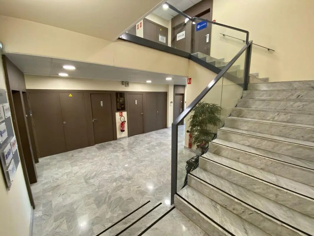 Bureau dans Bron à louer Hall d’entrée– Image 1 sur 6