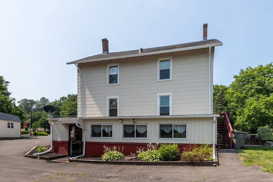 569 Rubber Ave, Naugatuck, CT à louer - Photo de l’immeuble – Image 2 sur 15