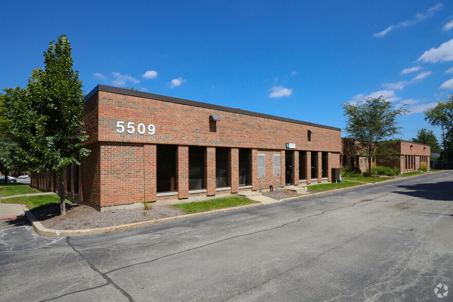 5509 N Cumberland Ave, Chicago, IL à louer - Photo de l’immeuble – Image 1 sur 5