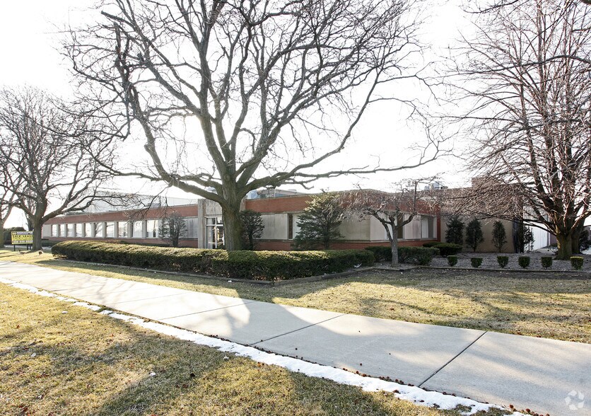 1625 W Maple Rd, Troy, MI à louer - Photo principale – Image 1 sur 2