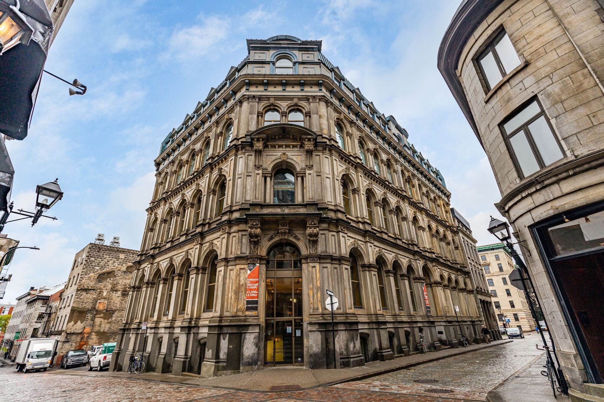 204 Rue Du Saint-Sacrement, Montréal, QC à louer Photo de l’immeuble– Image 1 sur 6