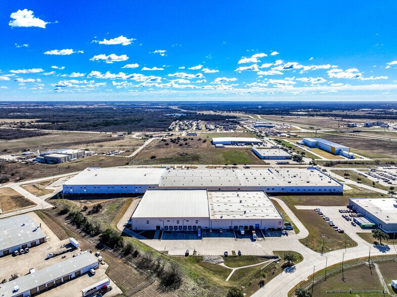 303 Metro Dr, Terrell, TX à louer - Photo principale – Image 1 sur 41