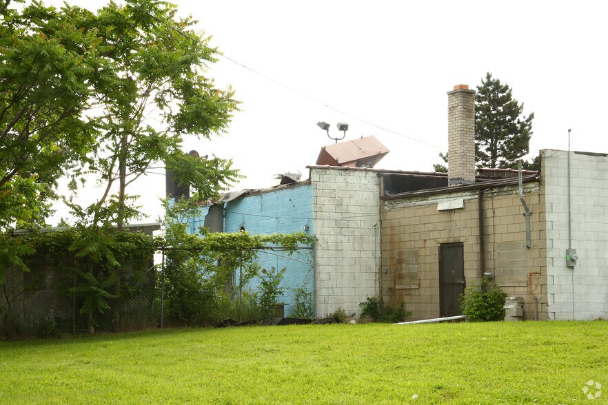 10835 E Jefferson Ave, Detroit, MI à vendre - Photo de l’immeuble – Image 2 sur 3