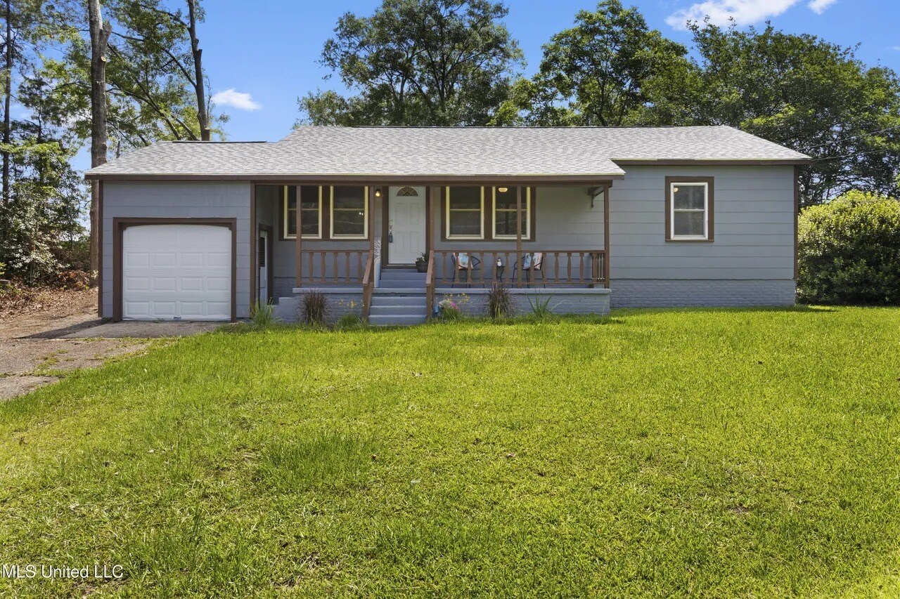 221 Vardaman St N, Wiggins, MS à vendre Photo de l’immeuble– Image 1 sur 5