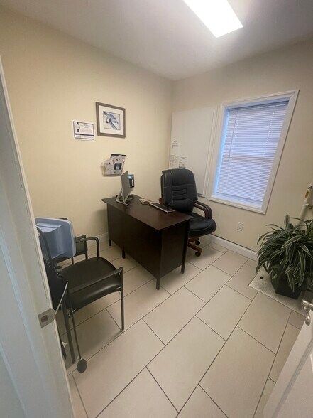 20619 Hillside Ave, Queens Village, NY à louer - Photo de l’immeuble – Image 3 sur 7