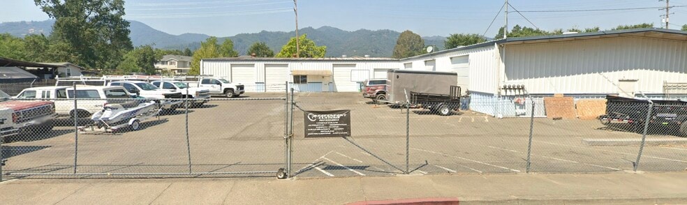 756 Waugh Ln, Ukiah, CA à louer - Photo principale – Image 1 sur 1
