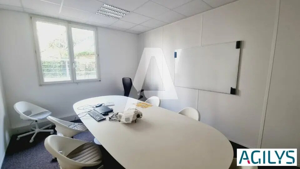 Local d’activités dans Montrouge à louer - Photo de l’immeuble – Image 2 sur 5