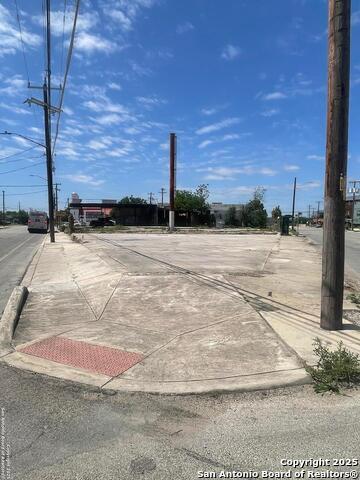 1501 S Flores St, San Antonio, TX à vendre - Photo de l’immeuble – Image 2 sur 36