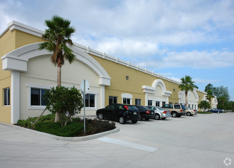 111 Central Park Pl, Sanford, FL à louer - Photo de l’immeuble – Image 3 sur 8