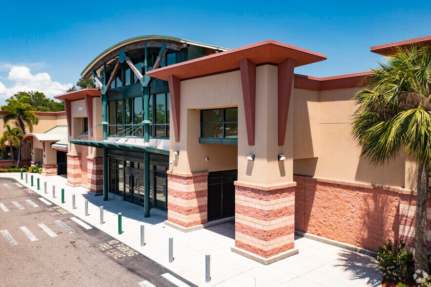 1794 22nd St S, Saint Petersburg, FL à louer - Photo de l’immeuble – Image 1 sur 5