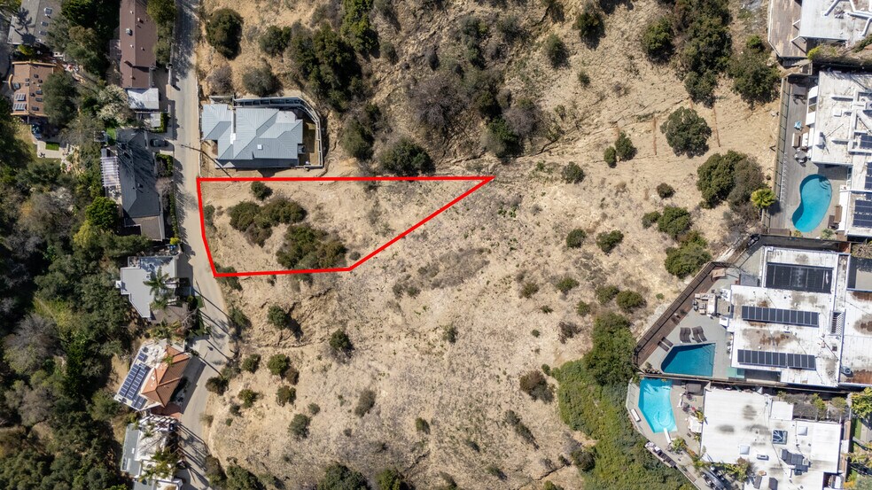 3573 Camino De La Cumbre, Sherman Oaks, CA à vendre - Photo de l’immeuble – Image 2 sur 13