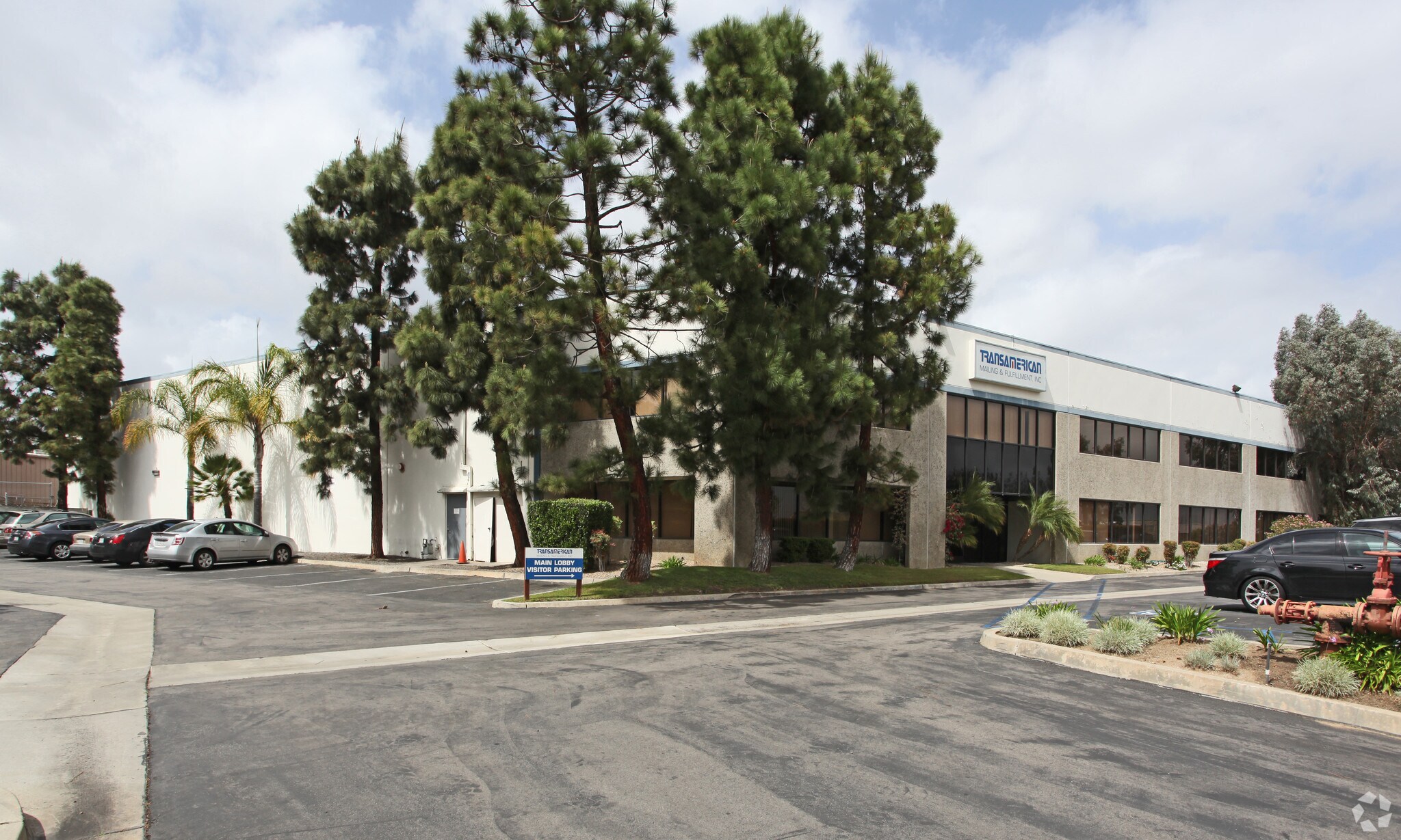 355 State Pl, Escondido, CA à louer Photo principale– Image 1 sur 5