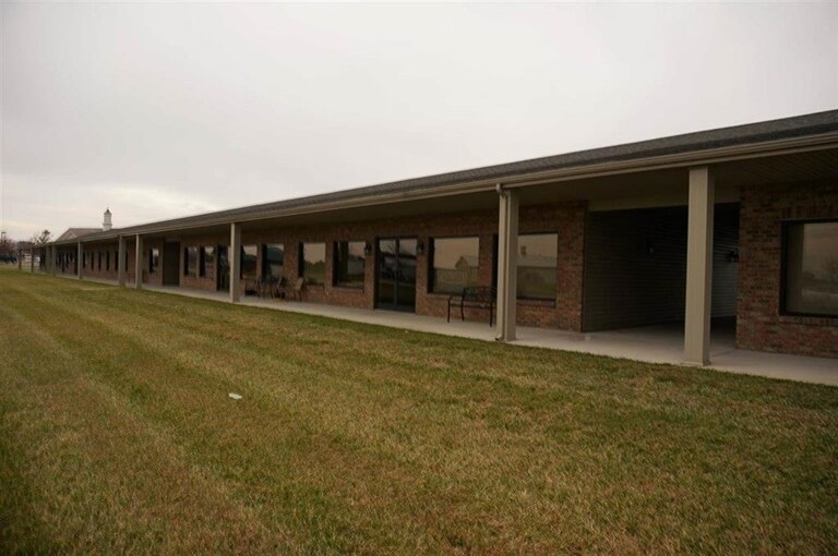 835 S 9th Ave, Haubstadt, IN à vendre - Photo de l’immeuble – Image 2 sur 22