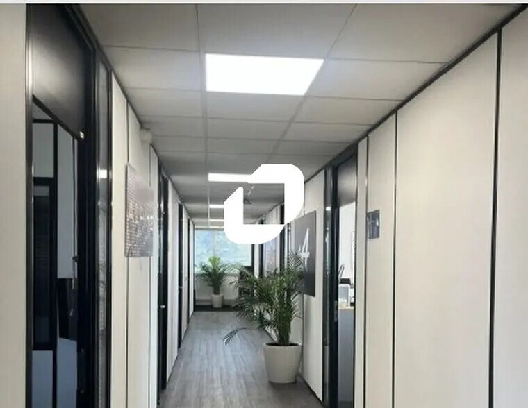 Local d’activités dans Les Ulis à louer - Photo de l’immeuble – Image 3 sur 9