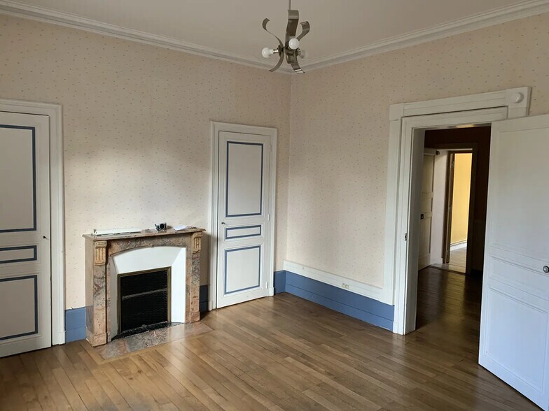 Bureau dans Château-Gontier-sur-Mayenne à louer - Photo de l’immeuble – Image 3 sur 4