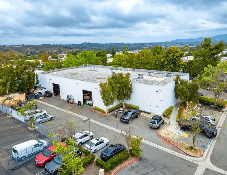 2520 Pioneer Ave, Vista, CA à vendre - Photo principale – Image 1 sur 14
