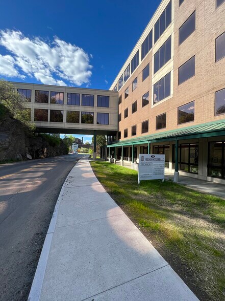 28 Vernon St, Brattleboro, VT à louer - Photo de l’immeuble – Image 2 sur 5