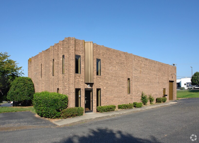 4015 Brownsboro Rd, Winston-Salem, NC à vendre - Photo principale – Image 1 sur 5
